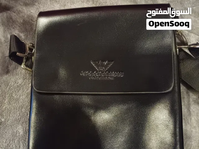 شنطة جورجيو ارماني جلد ثقيل فخم جدااااا كوبي ون ...للكتف حجمها مش صغير ولا كبير للاتصال