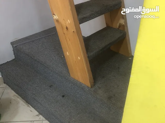 درج من خشب السويد لمحل تجاري بحالة ممتازه