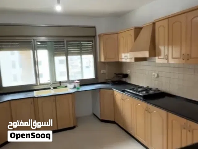 ثلاث غرف غير مفروشة للإيجار.