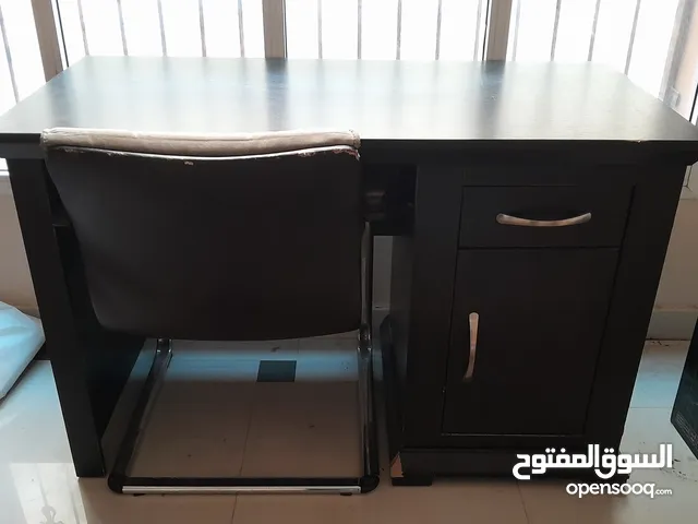 مكتبين و كرسي للبيع إستعمال بسيط و بحالة جيدة