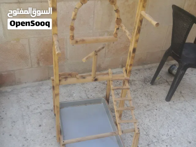 ستاندات ببغاء من الخشب والمعدن أشكال واحجام مختلفة وبيت قطط