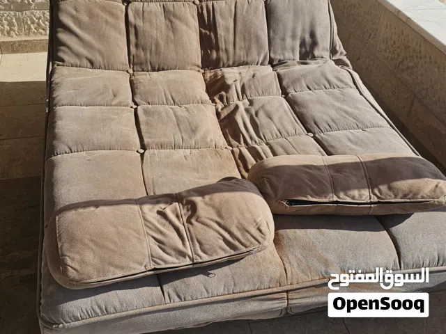 كنبة متشكلة و طاولة بحالة جيدة للبيع