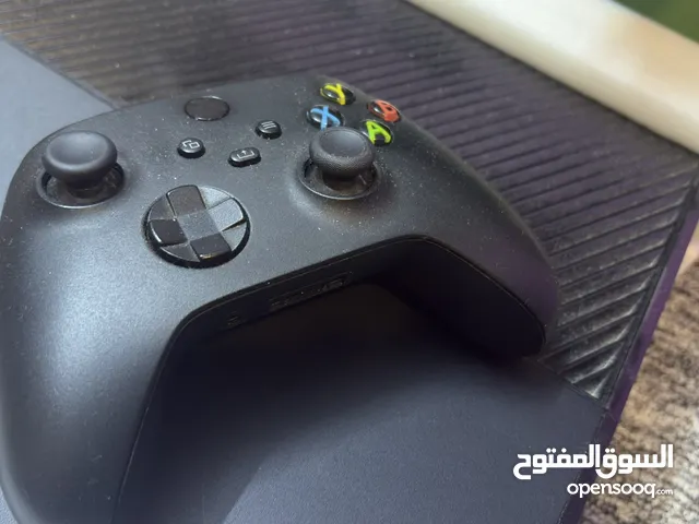 اكس بوكس ون مستعمل قليل نضيف مع ثلاث العاب وجوستكات اثنين