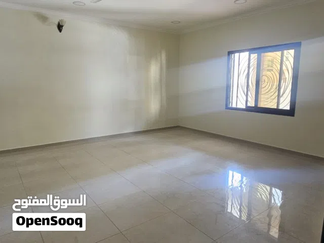 للايجار شقه كبيره في قلالي دور أرضي غير شامل الكهرباء