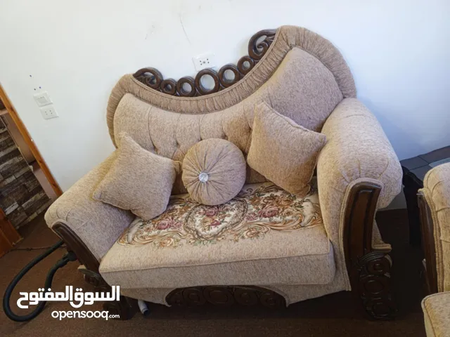 طقم كنب 9مقاعد لم يستخدم انشرى وسافرو اصحابه ولم يستخدم