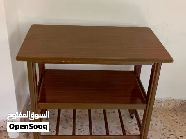 طاوله متحركة بعجلات بحاله ممتازه