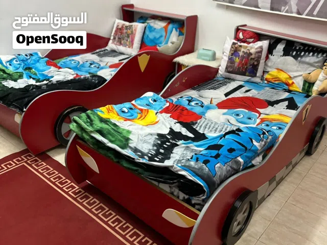 غرفة نوم أطفال مع سجاده وستاره رول