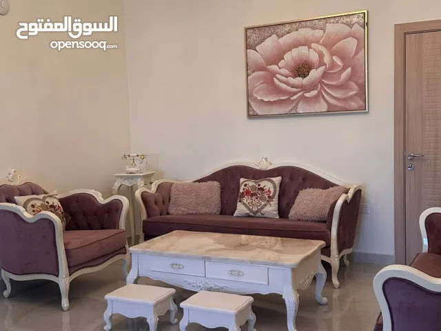 جلسة مع ملحقاتها نظيفة وبحالة ممتازة