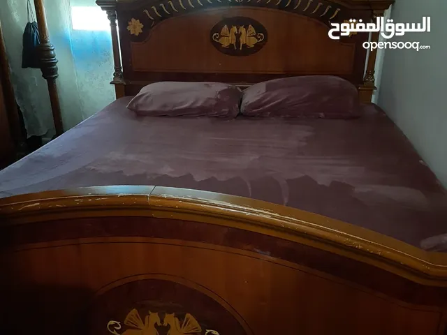 غرفة نوم خشب زان قوي مستعمل بحال الجديد للبيع بسعر مغري جدا سرير مجوز وخزانة وتسريحة وتعليقة
