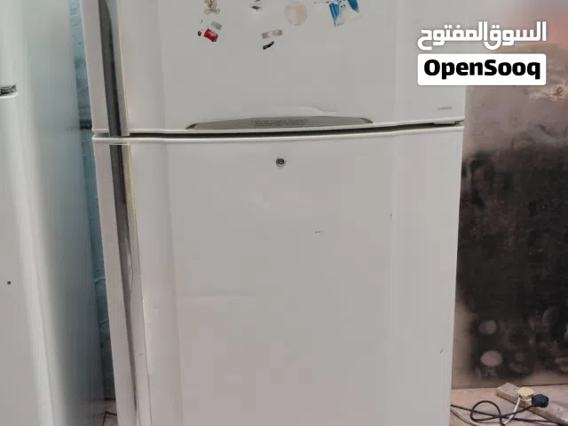 نبيع ثلاجه توشيبا حجم متوسط بحاله ممتازه تبريد وتجميد قوي ثلاجه 20 قدم