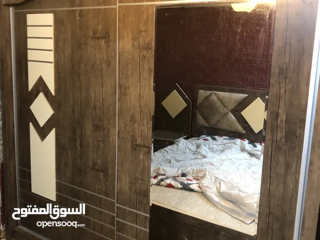 غرفة نوم مستعملة مضيئه شبه جديده