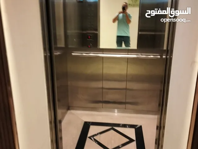 شقه كامله متكامله غرفه وصاله بالجميرا استأجر سنويا علي 4 شيكات بدون فوائد بدون بنوك