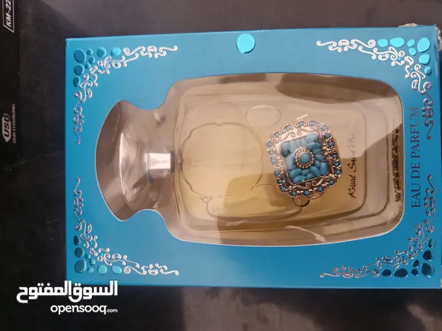 عطر "Khad Said Martin" مشهور حيث يتم تصنيعه في فرنسا، مما يضمن جودة عالية وتصميماً أنيقاً.