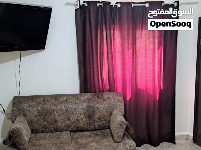 غرف مفروشة و شبه مفروشة للايجار مشترك مع حمامات و مطبخ و ترس خارجي للطلاب و الموضفين و المقيمين وسط