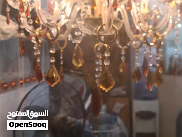 عدة ثريات كريستال ومعلقات اضاءة ، منوعة