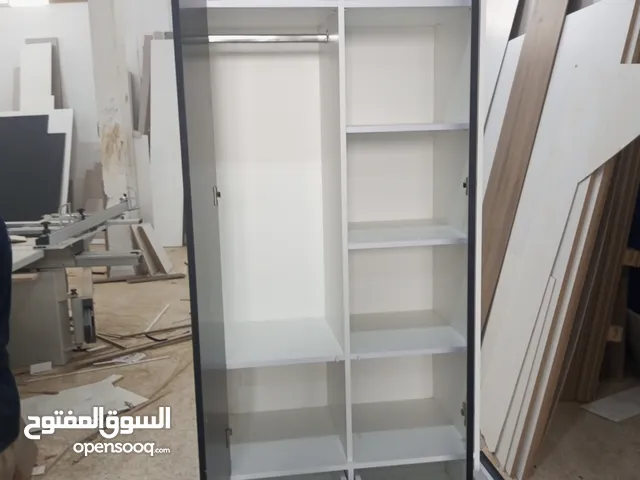 خزانة MDF الأبعاد: 225 × 90 سم، عمق 50 سم نظام فتح بالضغط (Push to open) مع 4 أدراج 2 أدراج مخفية