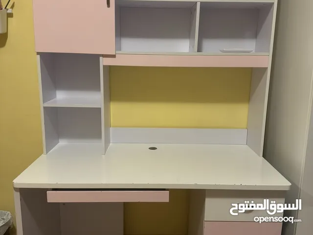 مكتب دراسي شبه جديد (120*60) مع كرسي مكتب دوار