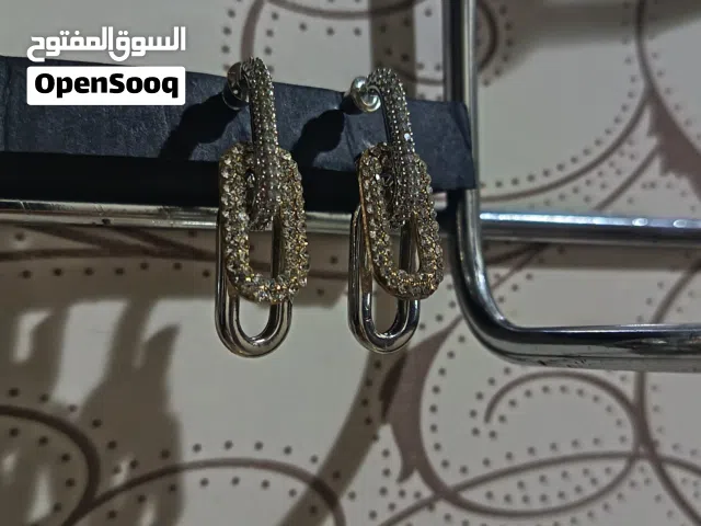 بكج مكون من خمس حلوق فاخرة مرصعة بالماس طبيعي ومنها ذهب ابيض واخرى فضة مرصع باحجار كريمة