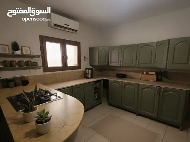 مطبخ فخم  بتصميم كلاسيكي- عصري