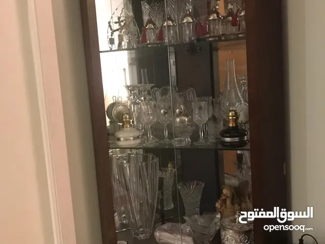 خزانة تحف مميزة /زاوية /مع مرايا /إضاءة ناعمة ورفوف زجاجية مشفرة