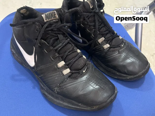 للبيع المستعجل – حذاء كرة سلة Nike أسود  5 دنانير فقط