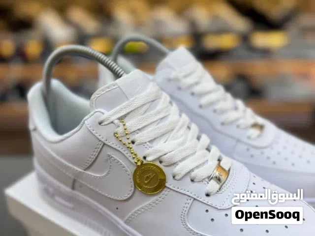 للبيع كوتشيات جديده للبيع ايرفورس جديد واصلي مقاس 40 وللبيع تي ان ميرور فرش اصلي مقاس 41 وللبيع تراك