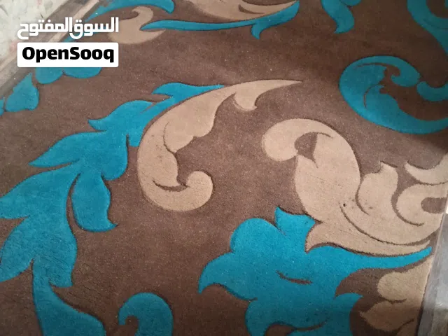سجادة تركي محفورة جميلة قليلة الاستعمال لونها ازرق مع بني ع الواقع اجمل