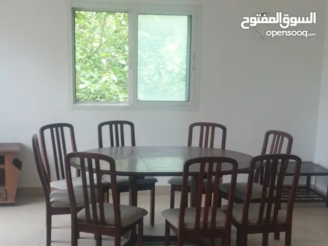 طاولة سفرة مستعملة مع 8 كراسي مع مكتب خشب هدية