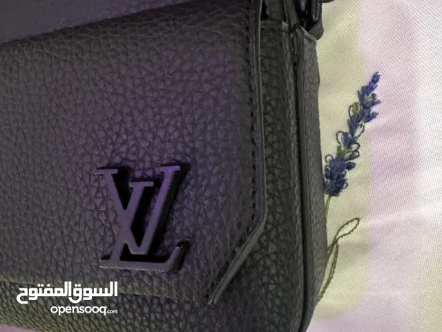 شنطة لويس فيتون كروس بودي درجه اولى لون اسود