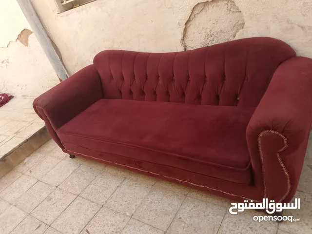 طقم كنب خشب زان بحاله ممتازه للبيع بسعر مناسب للجميع الموقع الاذاعه والتلفزيون ما في كسور او مزع