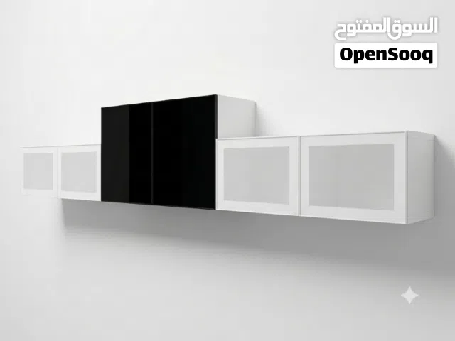 مطبخ ايكيا يتكون من خمس قطع لون ابيض ول لون اسود قطعتين