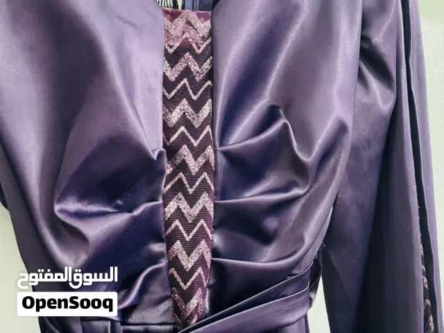 فستان ساتان بنفسجي أنيق طويل للمناسبات