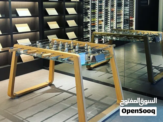طاولة كرة قدم مصنوعة بالكامل من الخشب مع مزيج من الزجاج الكريستالي