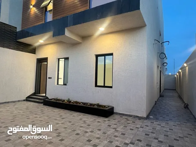 280 m2 More than 6 bedrooms Villa for Rent in Al Madinah Ad Difa