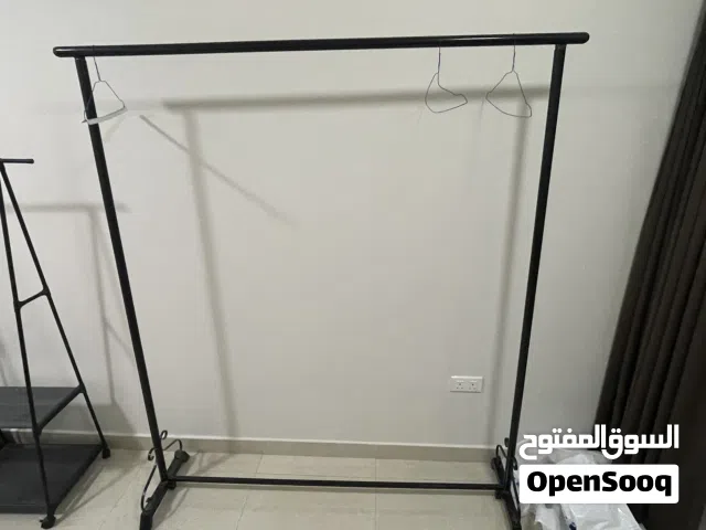 علاق ملابس شبه جديد للبيع