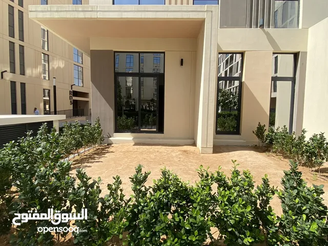 غرفة وصالة مع حديقة في مشروع الممشى بالشارقة