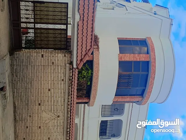 منزل للاجار تجاري بمنطقة حي دمشق طابقان  تفصيل المنزل  الاتصال  من الساعة 10صباحا الى 15ظهرا