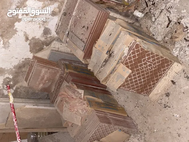 سراميك للبيع زليز 33*33 لون احمر وديكور