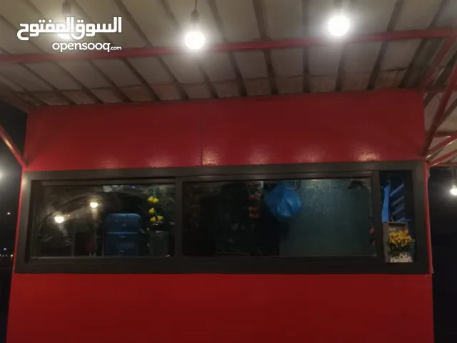 تراك باللون الاحمر الاشياء اللي متوفره داخل الفودزراك اي سي مروحه شوايه البرجر اله البطاطس اله وتصور