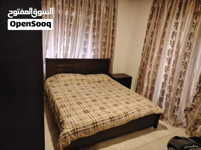 شقة مفروشة في عمان/الجبيهة/ خلف مطعم kfc غرفتين نوم وصالة ومطبخ وحديقة وحمام ،متواجدكراج سيارات