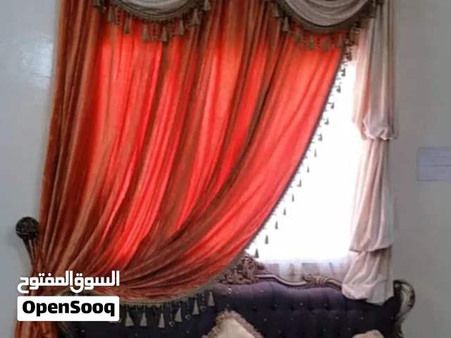 ستارة مجلس/صالون بتصميم كلاسيكي راقٍ وأنيق، تعلوها قاعدة ديكور خشبية مميزة. الستارة نظيفة جداً