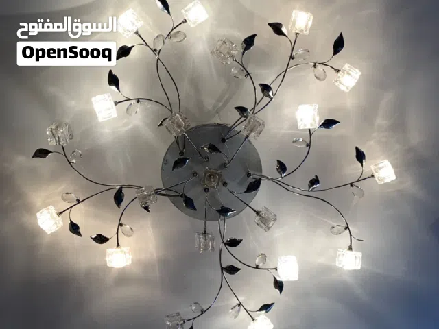 ثريا كبيره الحجم مع اثنين براكيتات