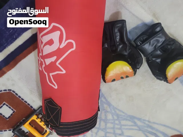 كيس ملاكمه رياضي احمر بحاله ممتازة مثالي للتمارين المنزلية