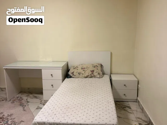 سرير وخزانة ملابس ومكتبة وخزانة بأربع ادراج غرفة شبابية