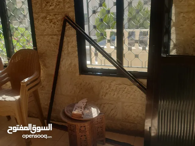 ابواب خشبية وأبواب المنيوم داخلية معروضة للبيع بحالة ممتازة