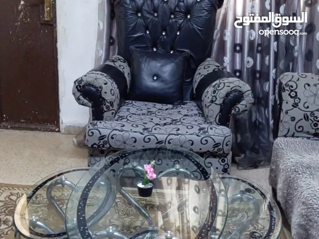 كنب نظيف بحالة الوكالة
