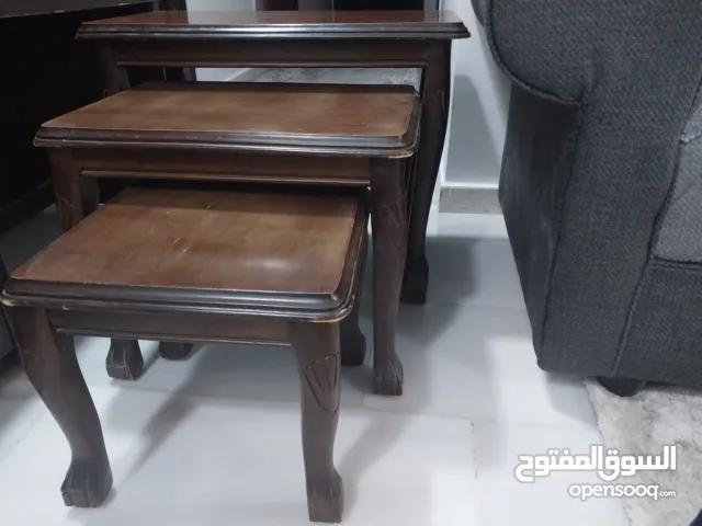 بوفيه مميز وطقم طربيزات وثريا معلقة خشبية بحالة الجديد بسعر مغري