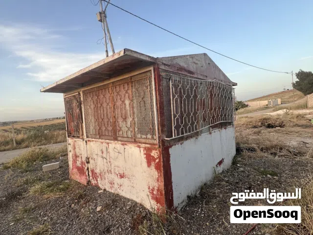 كشك حديد جديد بحاجة الى دهان فقط ينفع لمحل قهوة او دكان او كمستودع اربع واجهات زجاج في المفرق رحاب