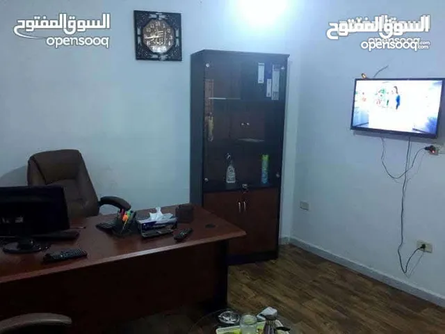 1000متر مربع مقام عليه هنقر  وقطعة أرض  للبيع في طريق الحواوتة سيمافرو لبدة الطريق الساحلي