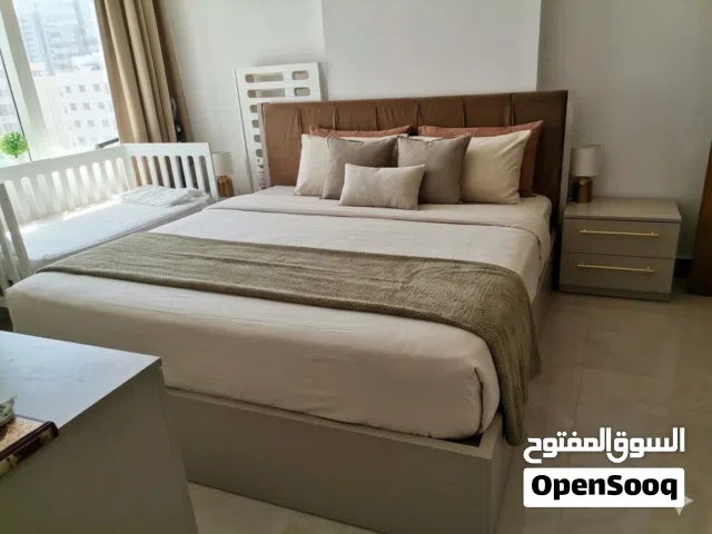 سرير مع مرتبة مع 2 كومدينو وتسريحة